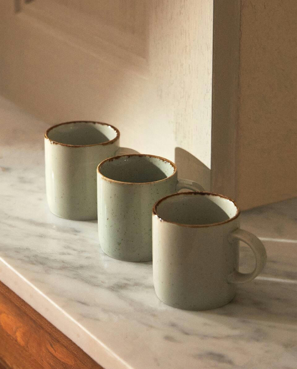 CANECA DE PORCELANA COM BORDA DE ACABAMENTO ANTIGO