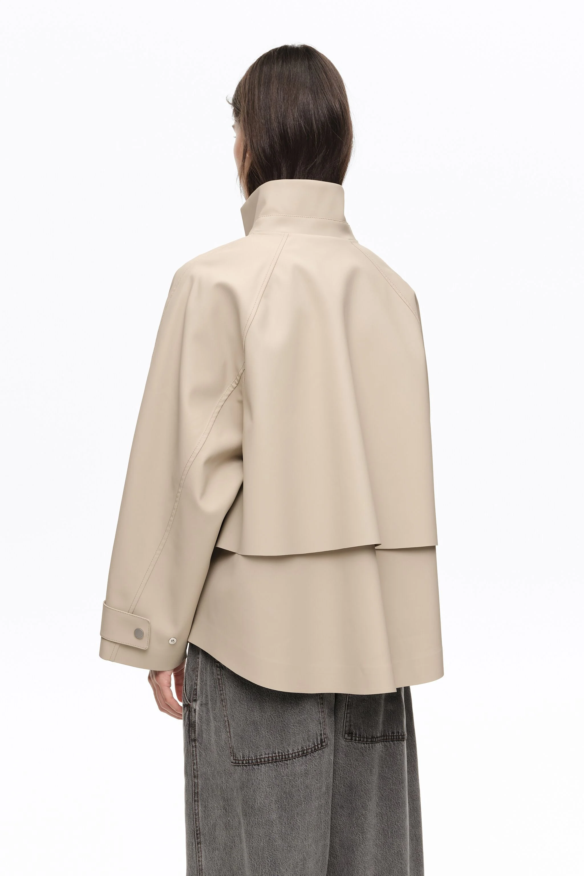 Trench coat curto de gola alta emborrachado cor camelo