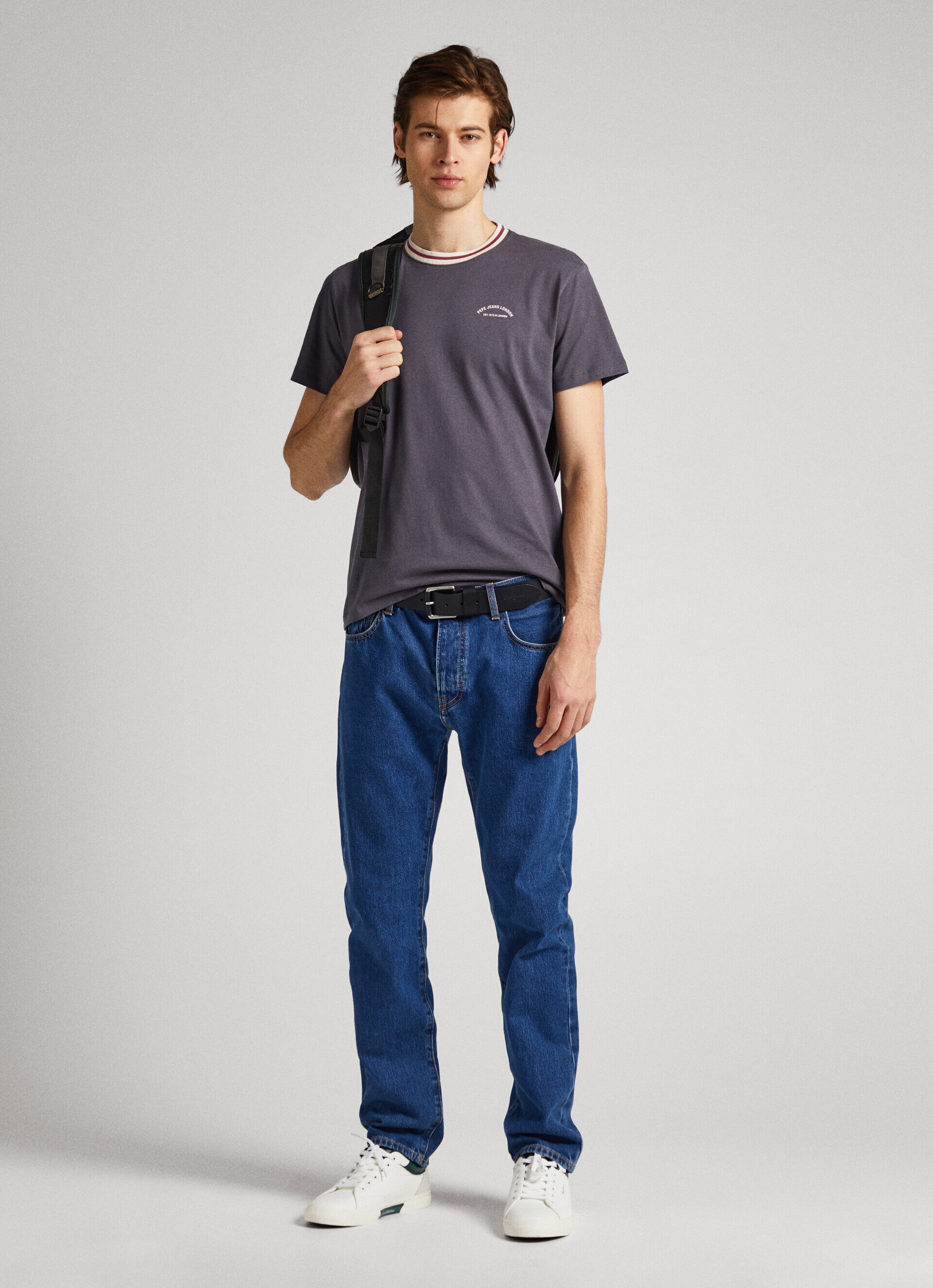 CAMISETA COM DETALHE NA GOLA - cinza-trovão
