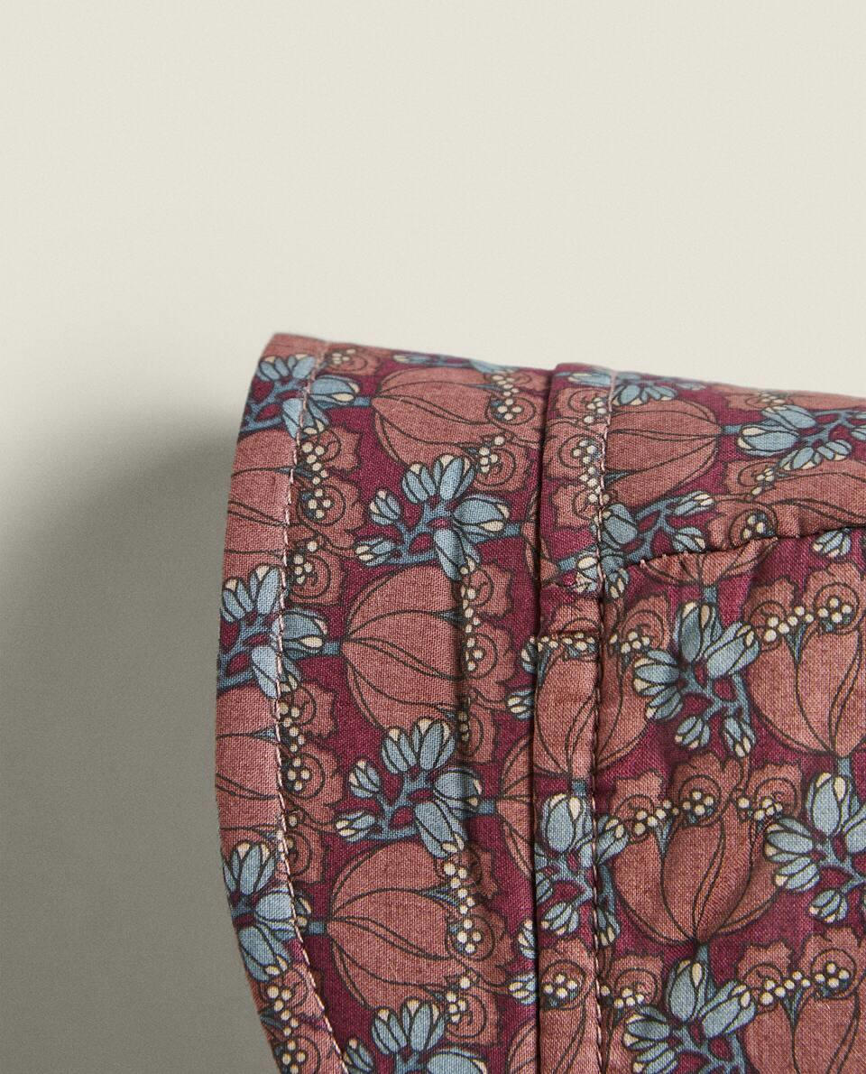 Gorro infantil feito com tecido Liberty