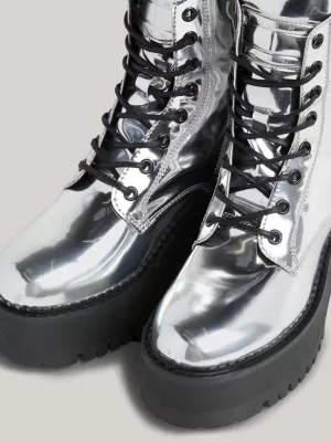 Botas plataforma metálicas com fita de logotipo repetida