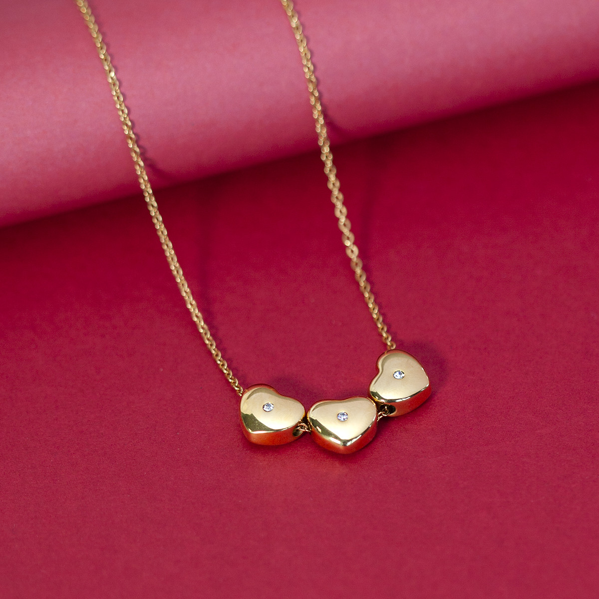Collier acier jaune 45 cm pierres blanches motif coeur