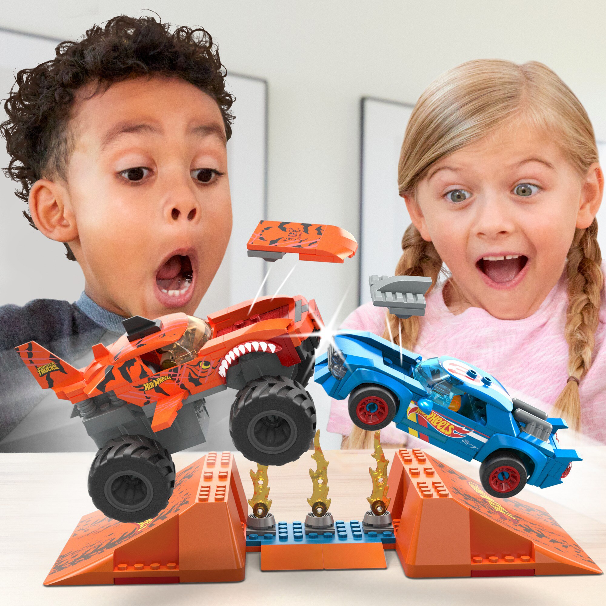 Mattel Spielfahrzeug Monster Trucks Tiger Shark Crash Wettkampf