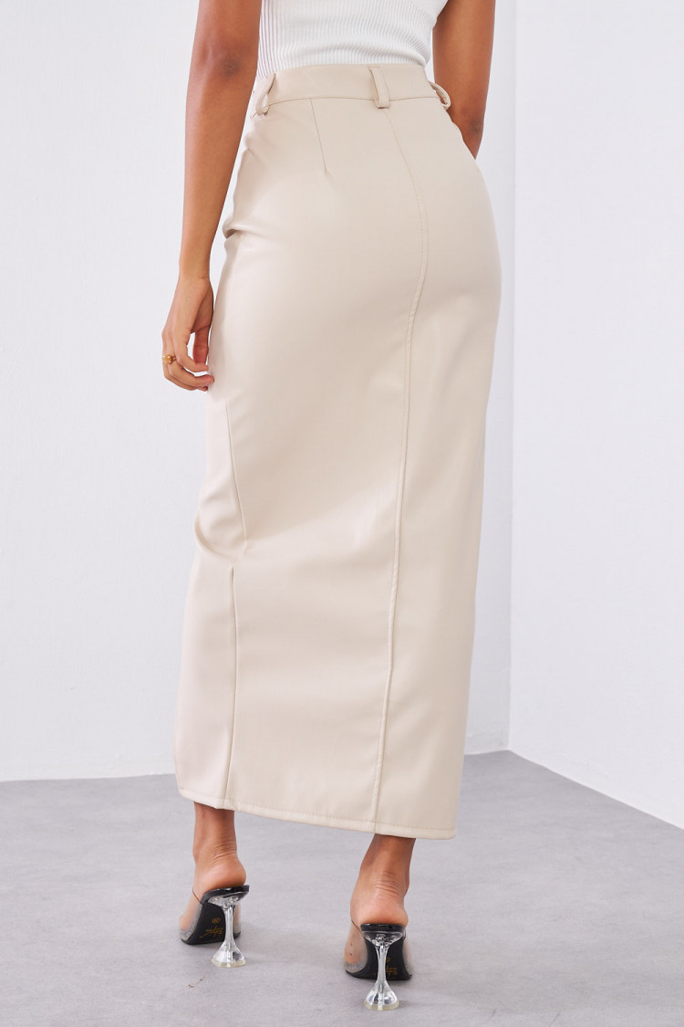 Jupe beige en simili cuir fendu