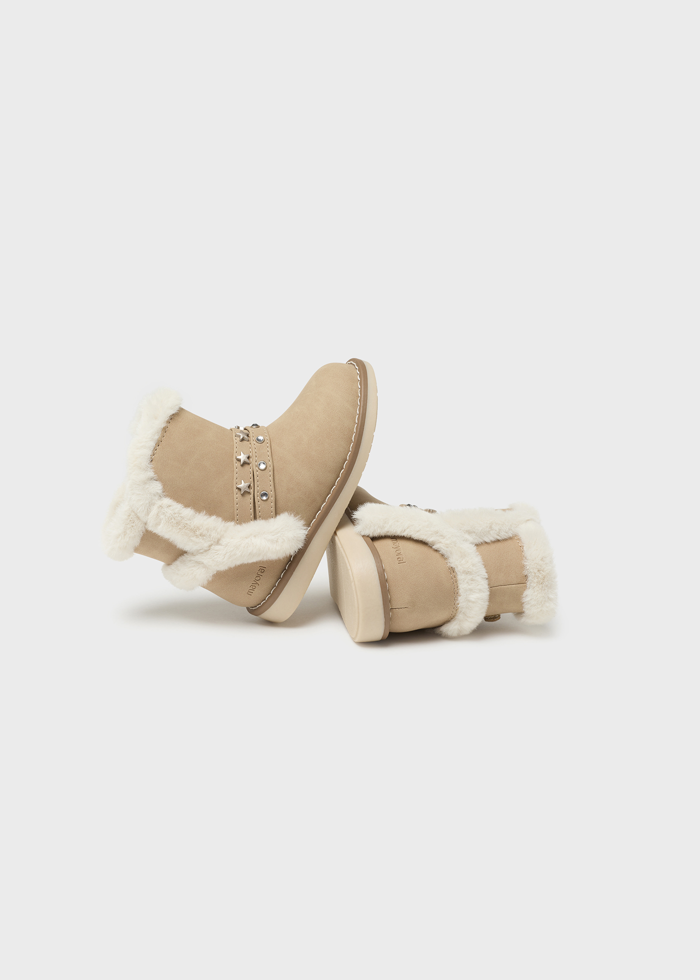 Bota infantil forrada com tachas