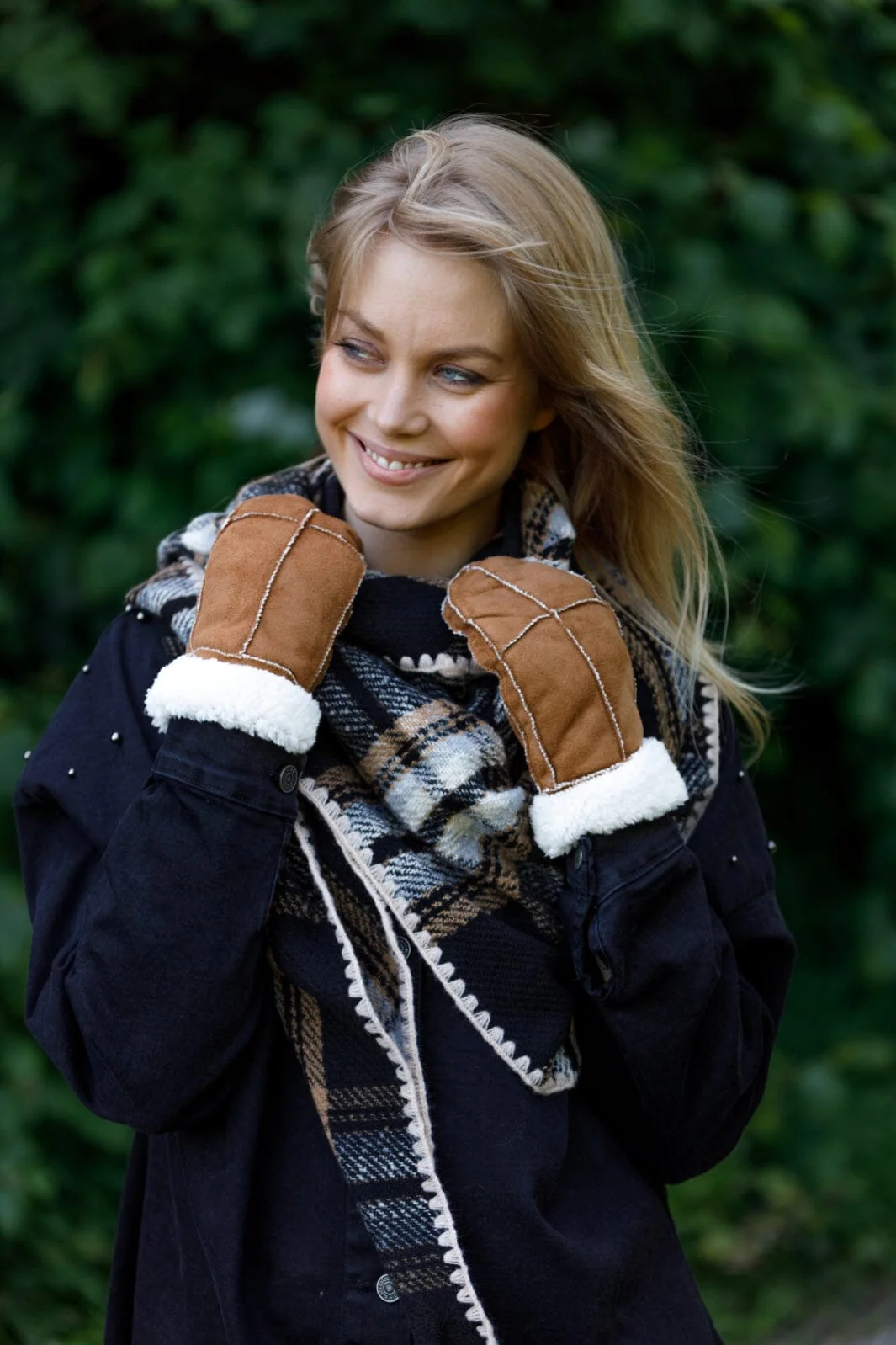 Black Colour Bcevelyn Mittens