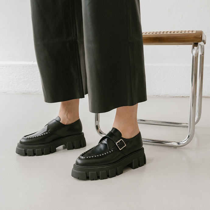 Mocassins à semelles crantées et détails...  en cuir glacé noir