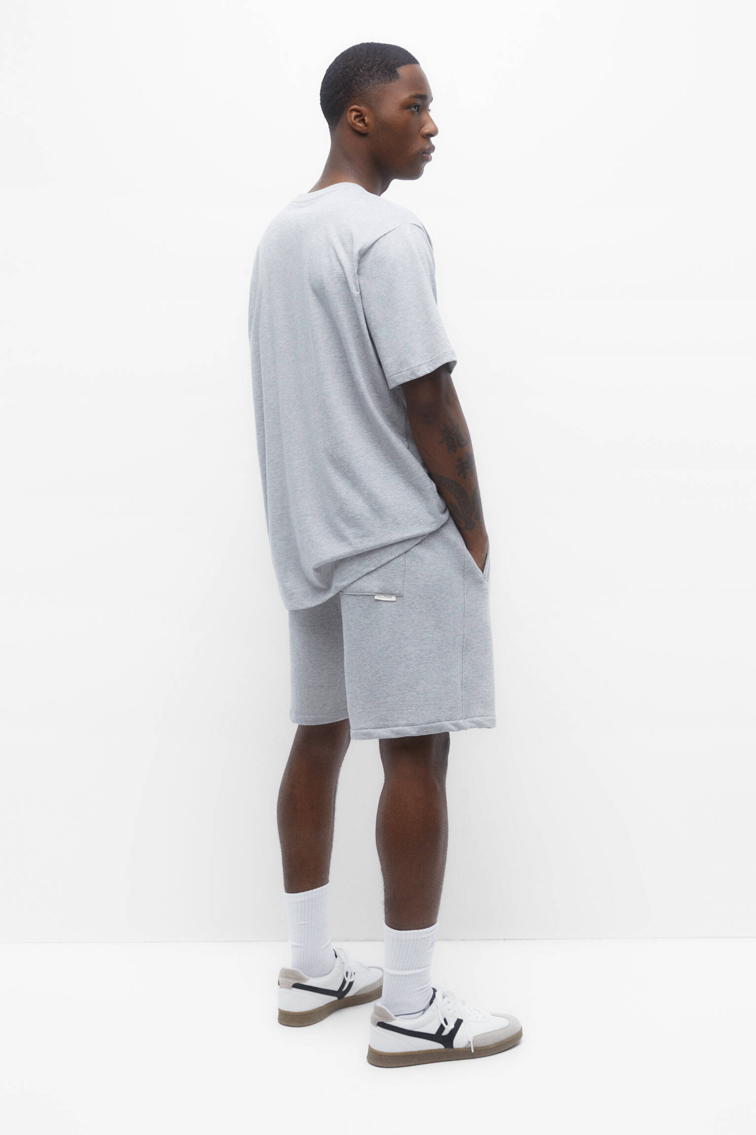 Conjunto de camiseta e shorts - cinza médio