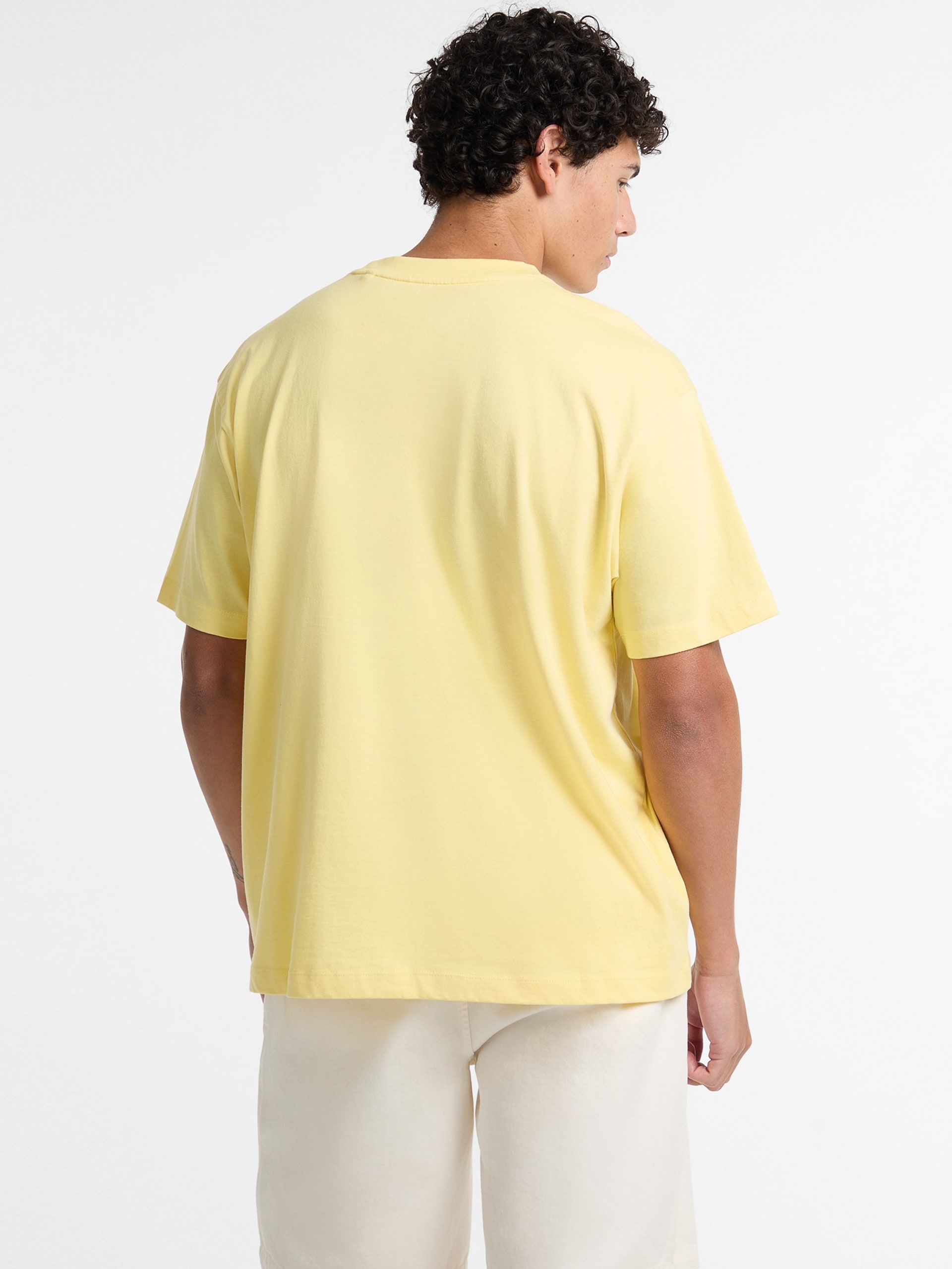 Camiseta com logotipo bordado
