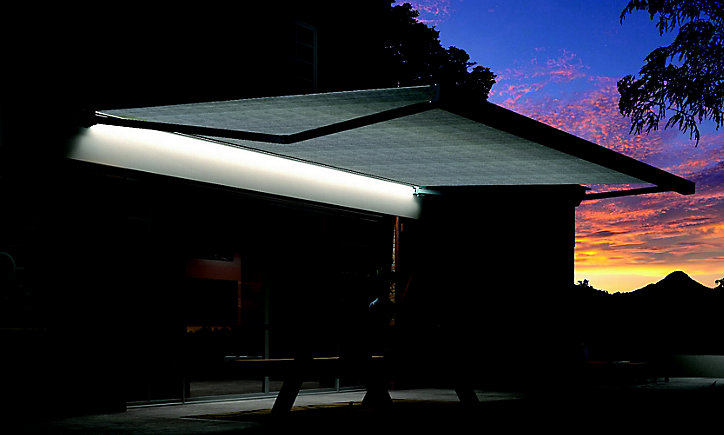 Store de terrasse motorisé Kobe coffre gris / toile S125 gris 5 x 3,5m, avec LED
