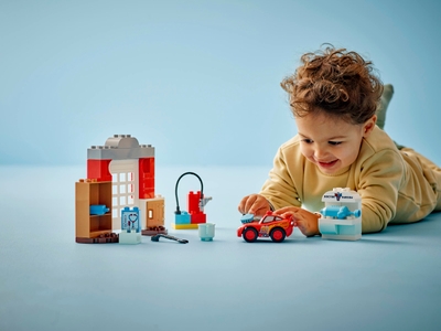 LEGO McQueens bezoek aan Docs garage (10456)