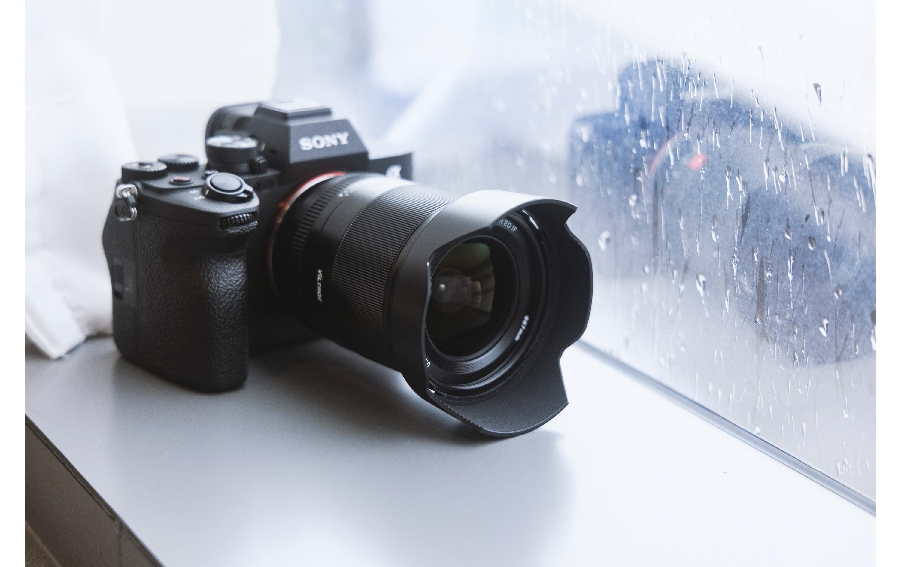 Festbrennweite AF 13mm F/1.4 – Sony E-Mount<br>13 mm F1.4 XF Autofokus-Ultraweitwinkel-Objektiv unterstützt Eye AF Gesichtserkennung