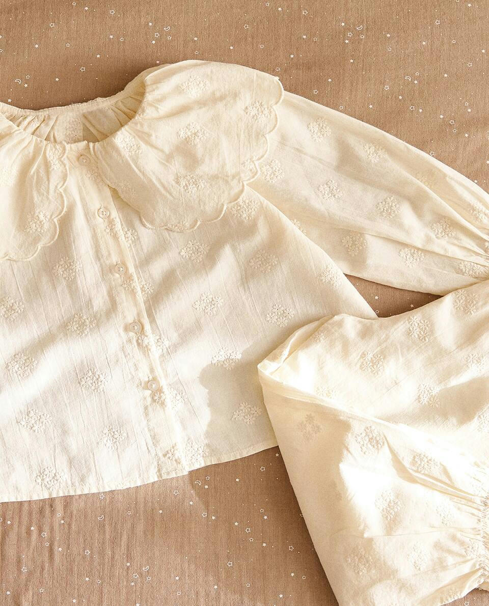 Conjunto de pijama infantil bordado com babados