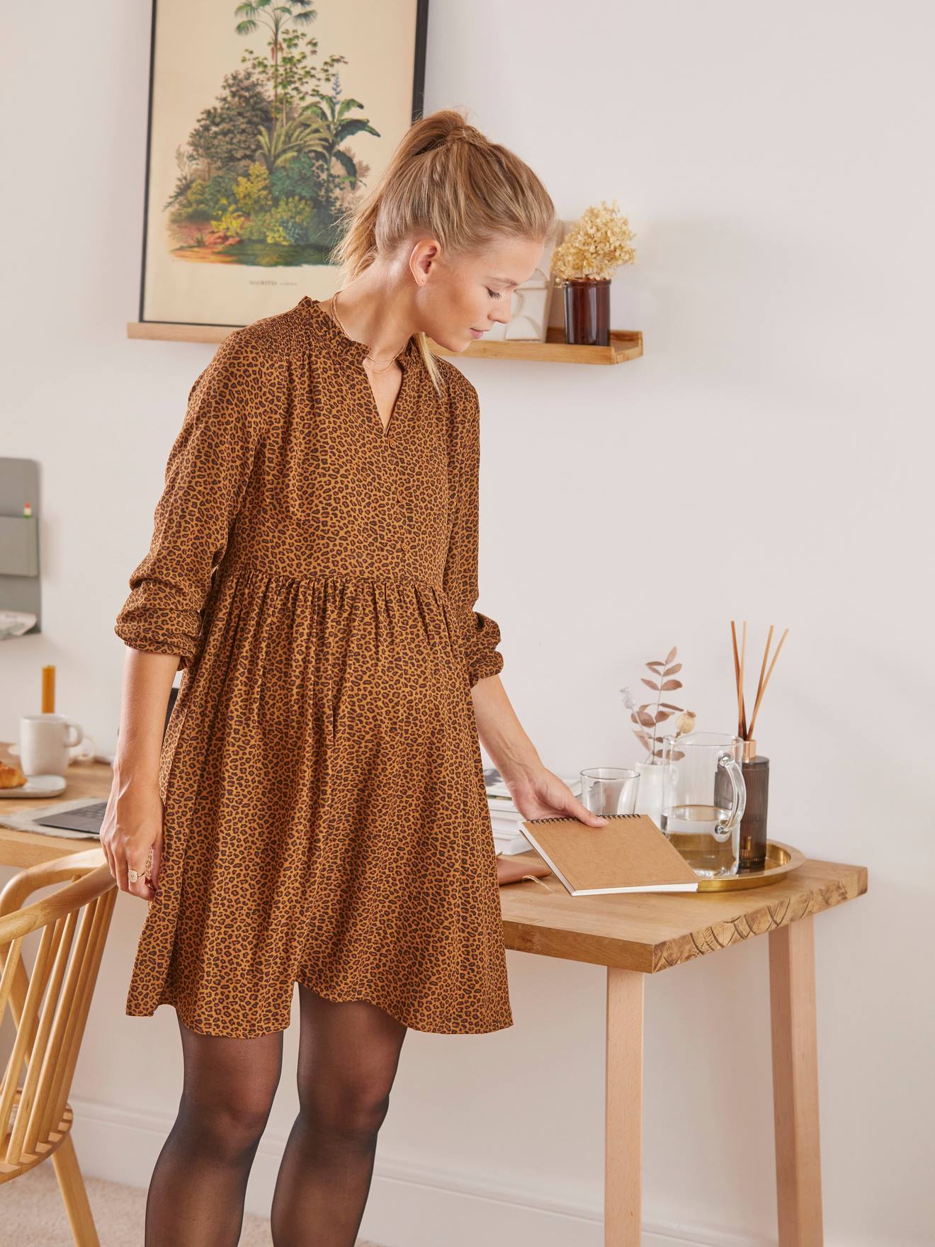 Vestido de maternidade e amamentação com estampa de leopardo, marrom médio.