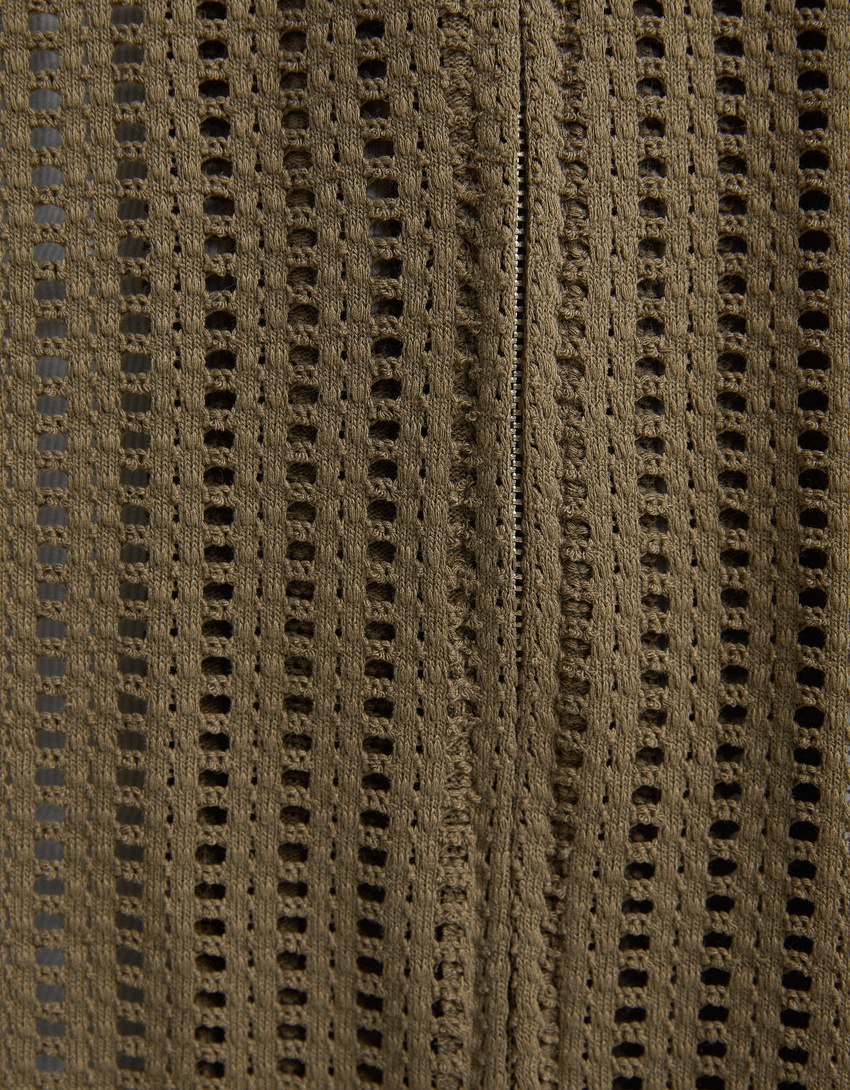 Camisa rústica de manga curta com zíper.