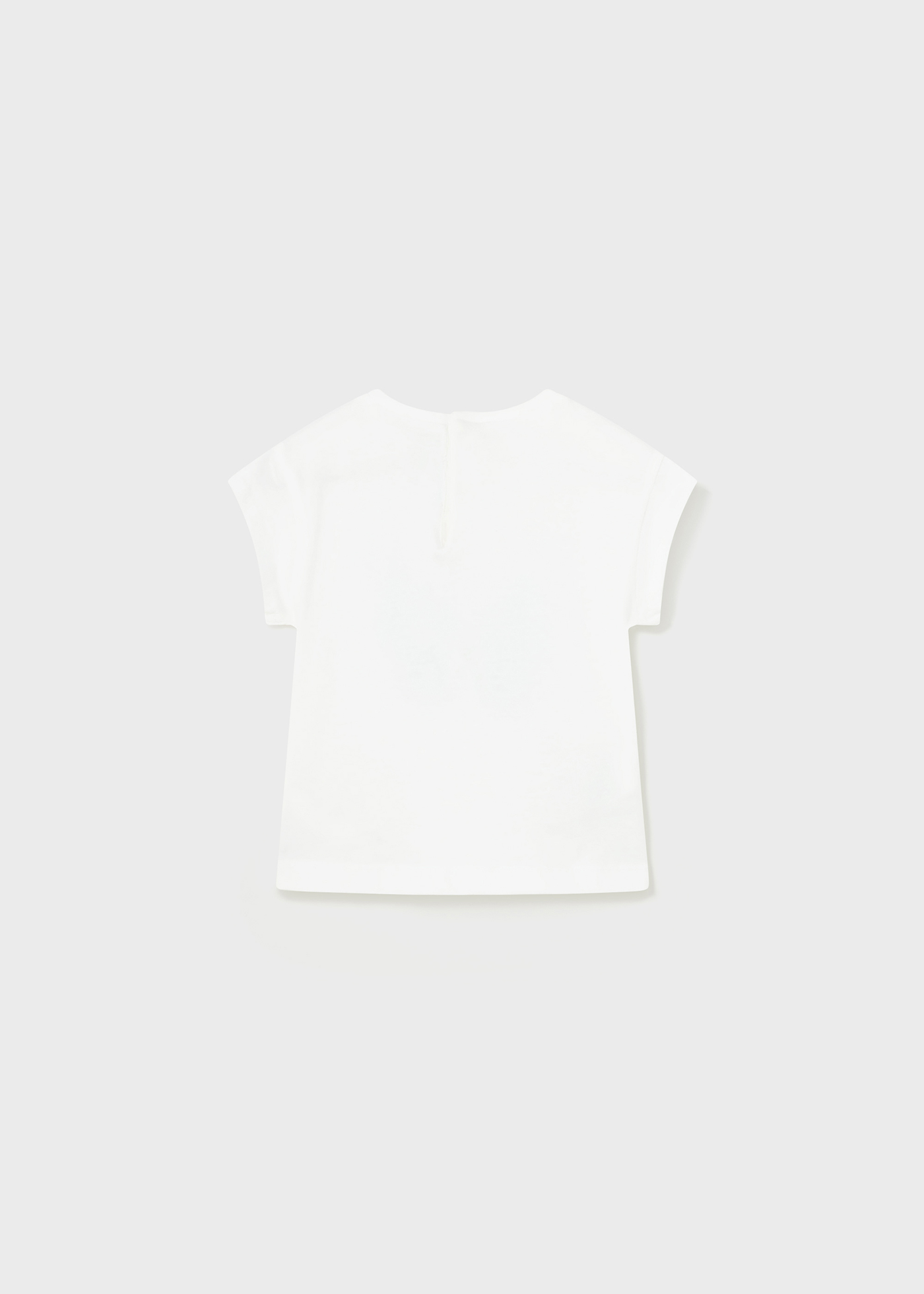 Camiseta infantil com bordado em algodão sustentável.