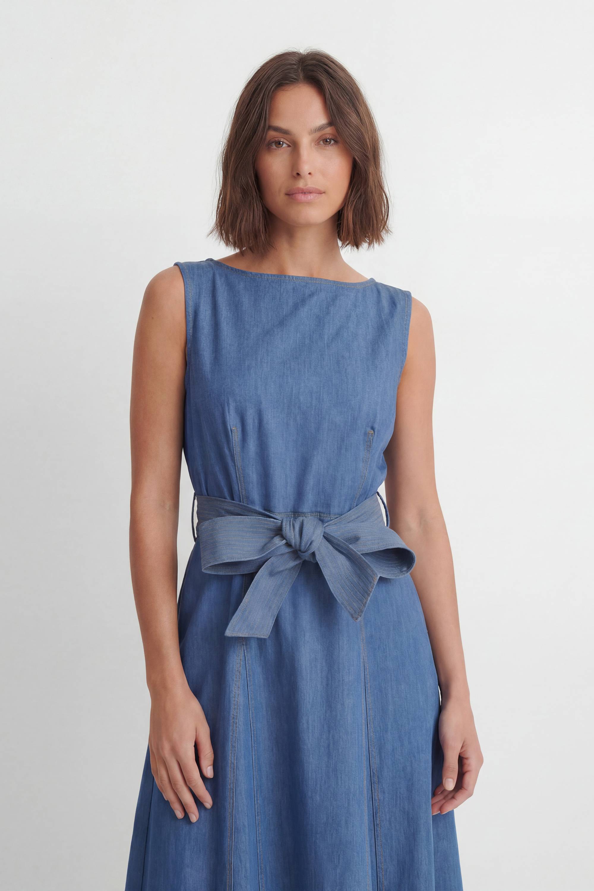 KarenMillen Robe Ajustée En Denim À Jupe Évasée Avec Ceinture