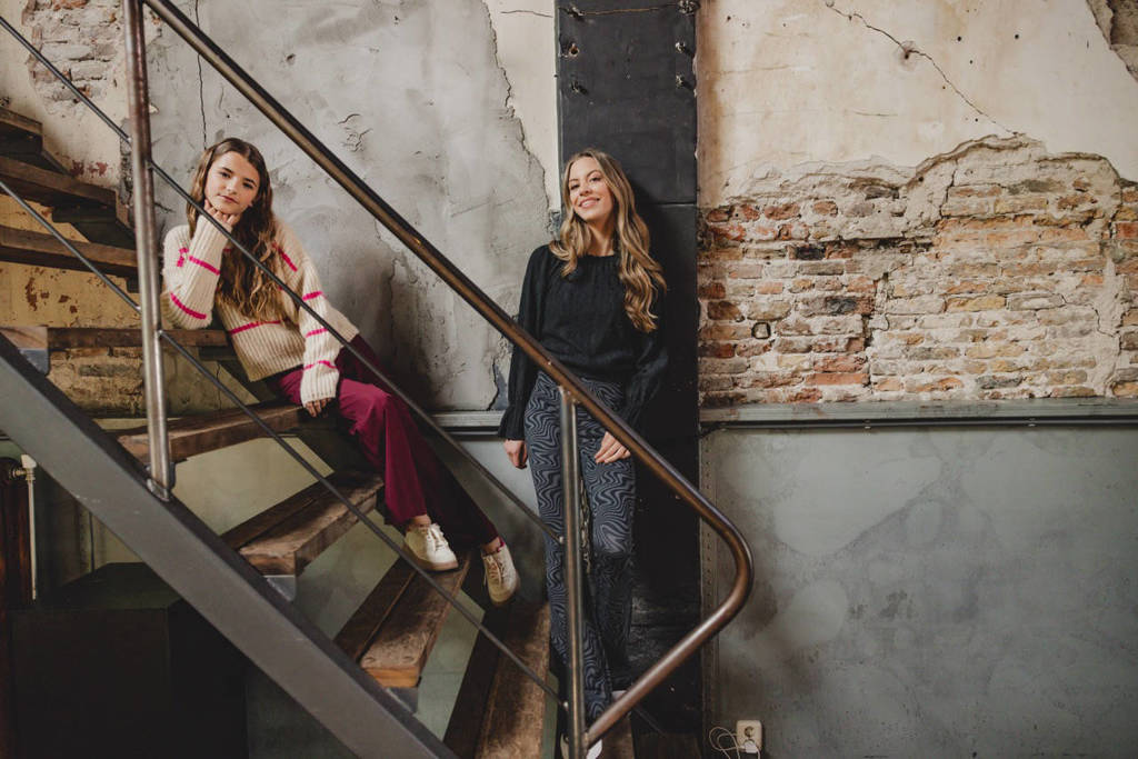 LOOXS flared broek met all over print grijs/donkergrijs