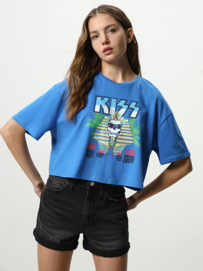 Camiseta cropped com estampa Kiss Universal - Azul Royal