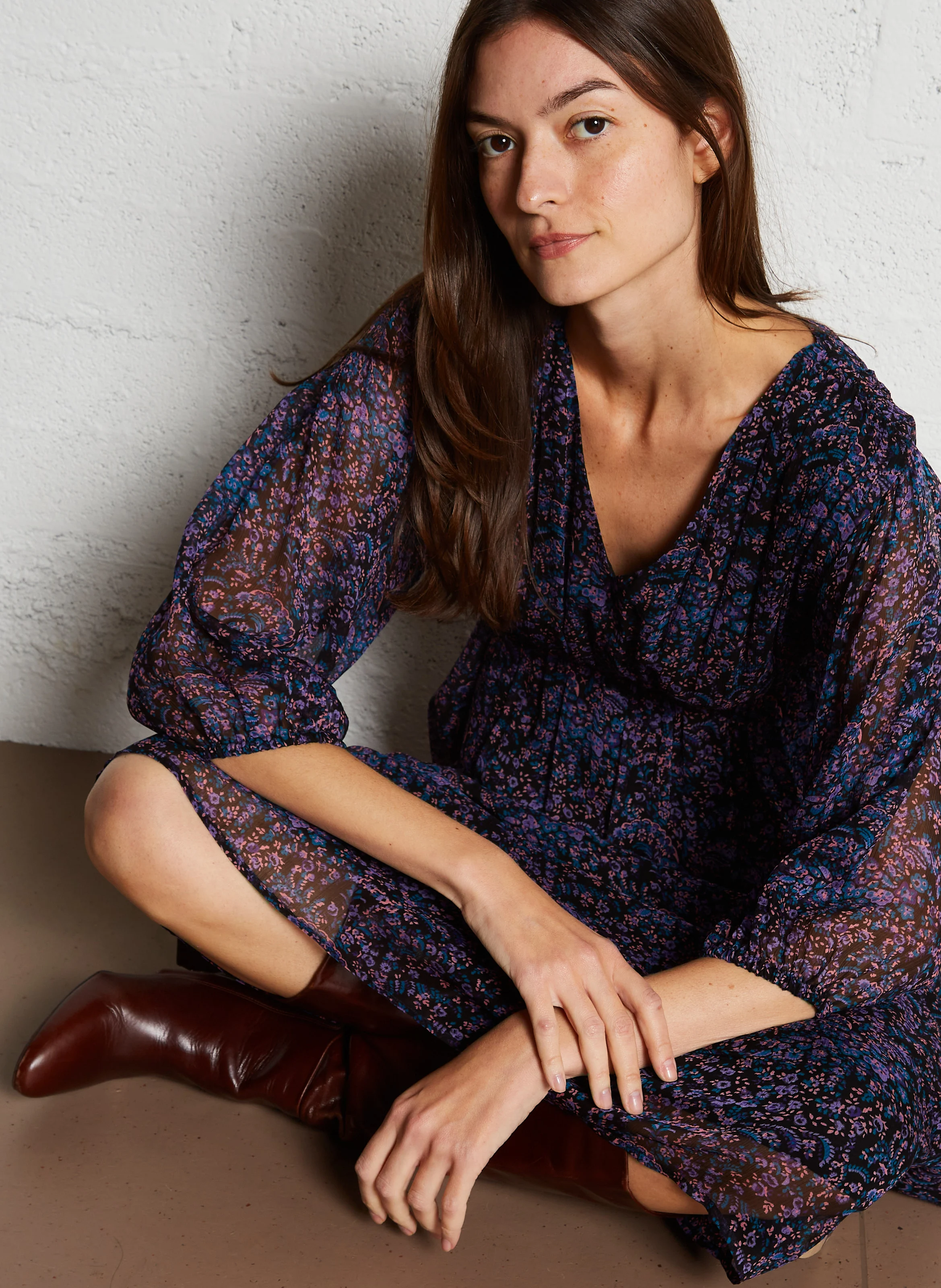 MAENA - Robe longue cintrée à col V | Violet