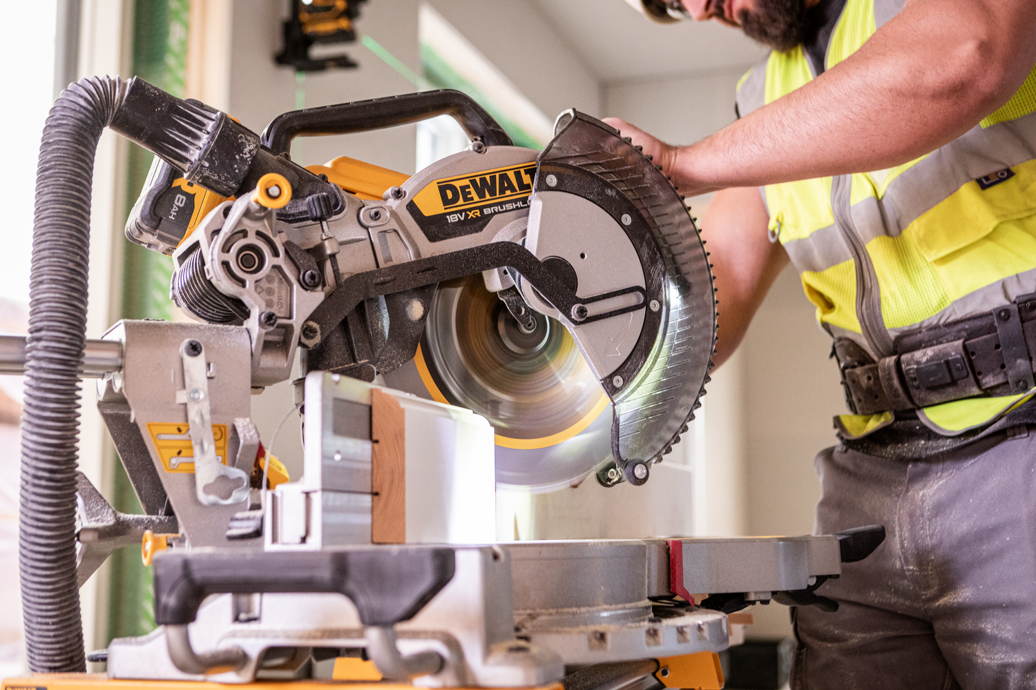 DeWALT DCS782N Accu afkort-/verstekzaag 305mm met XPS 18V XR Basic Body