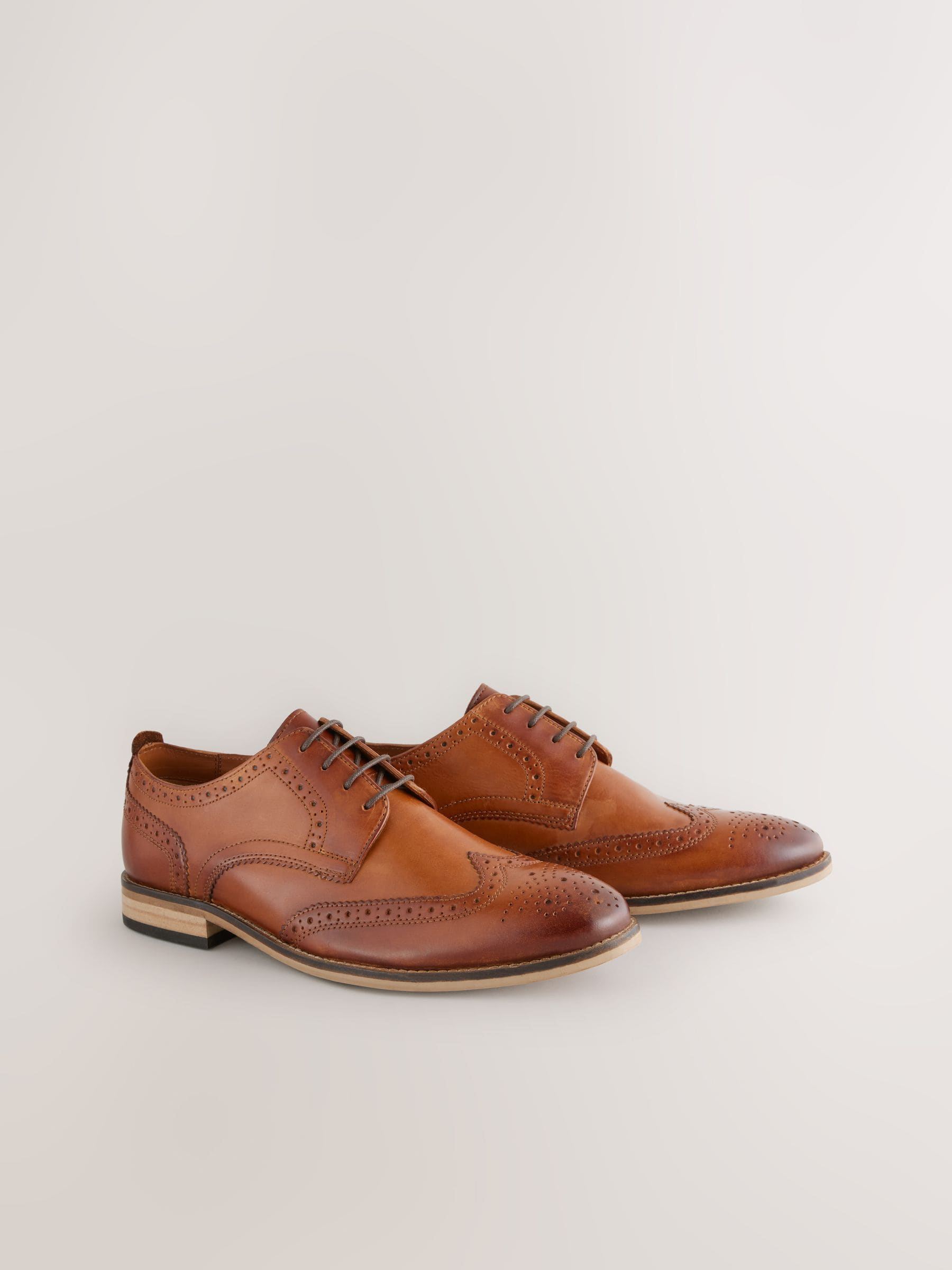 Lichtbruin - Wijde pasvorm - Brogues van leer met contrasterende zool