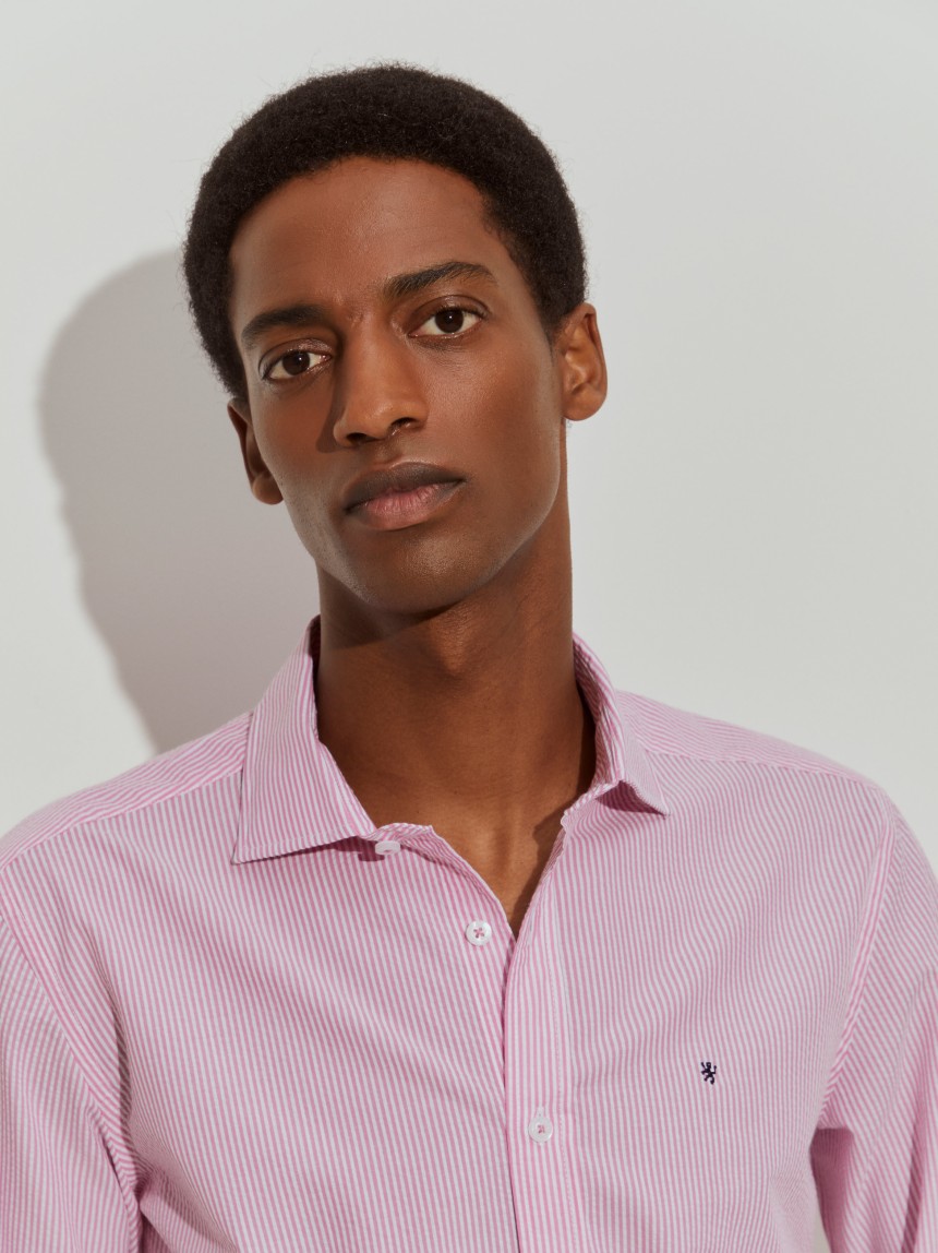 Camisa slim fit seersucker às riscas