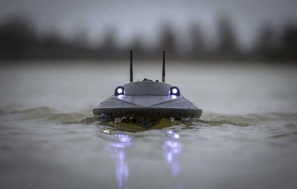 Bateau Amorceur BaitStar Baitboats Xpert Carbon AllinOne (lance-appâts, GPS & sondeur)