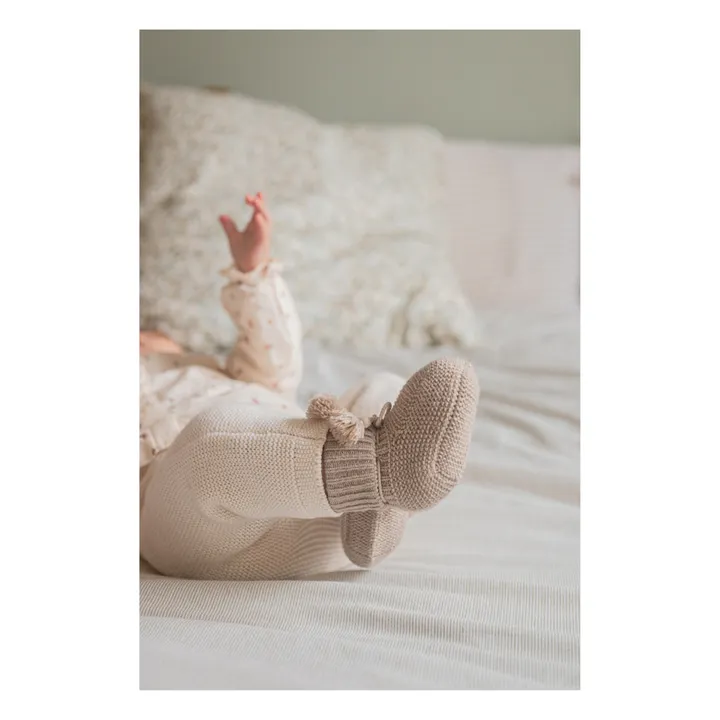 Gentil Coquelicot Chaussons en tricot et pochon brodé | Taupe
