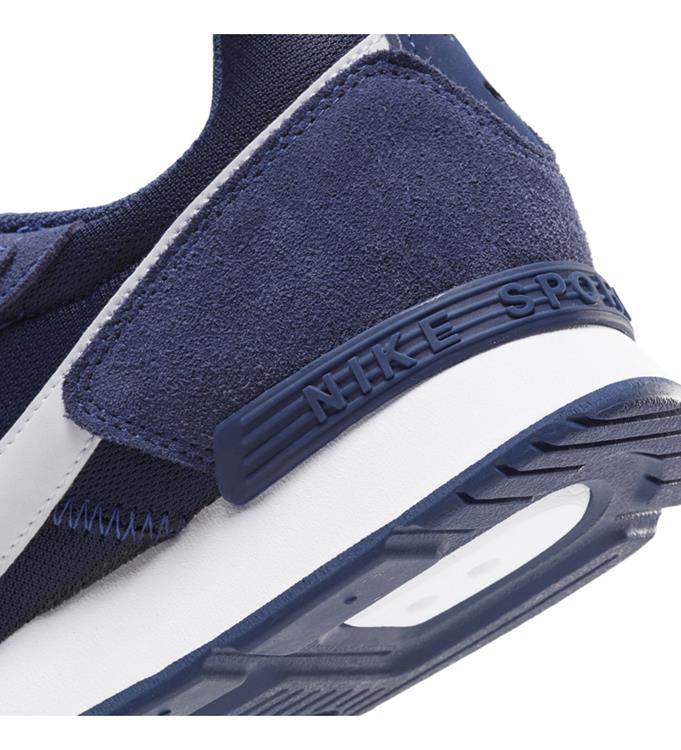 Nike Men Venture Runner Sneakers