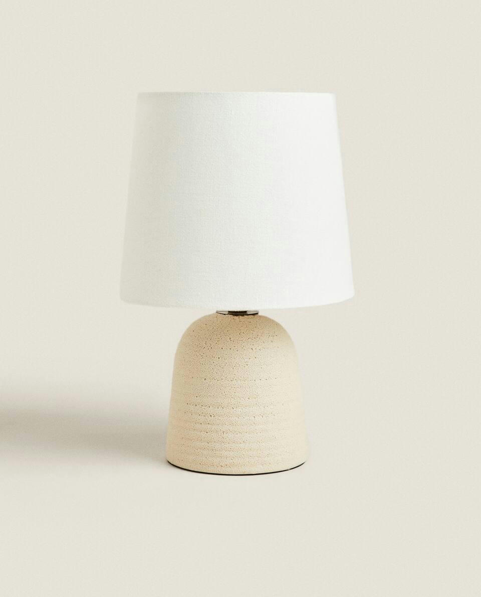 LUMINÁRIA COM BASE DE CERÂMICA TEXTURIZADA
