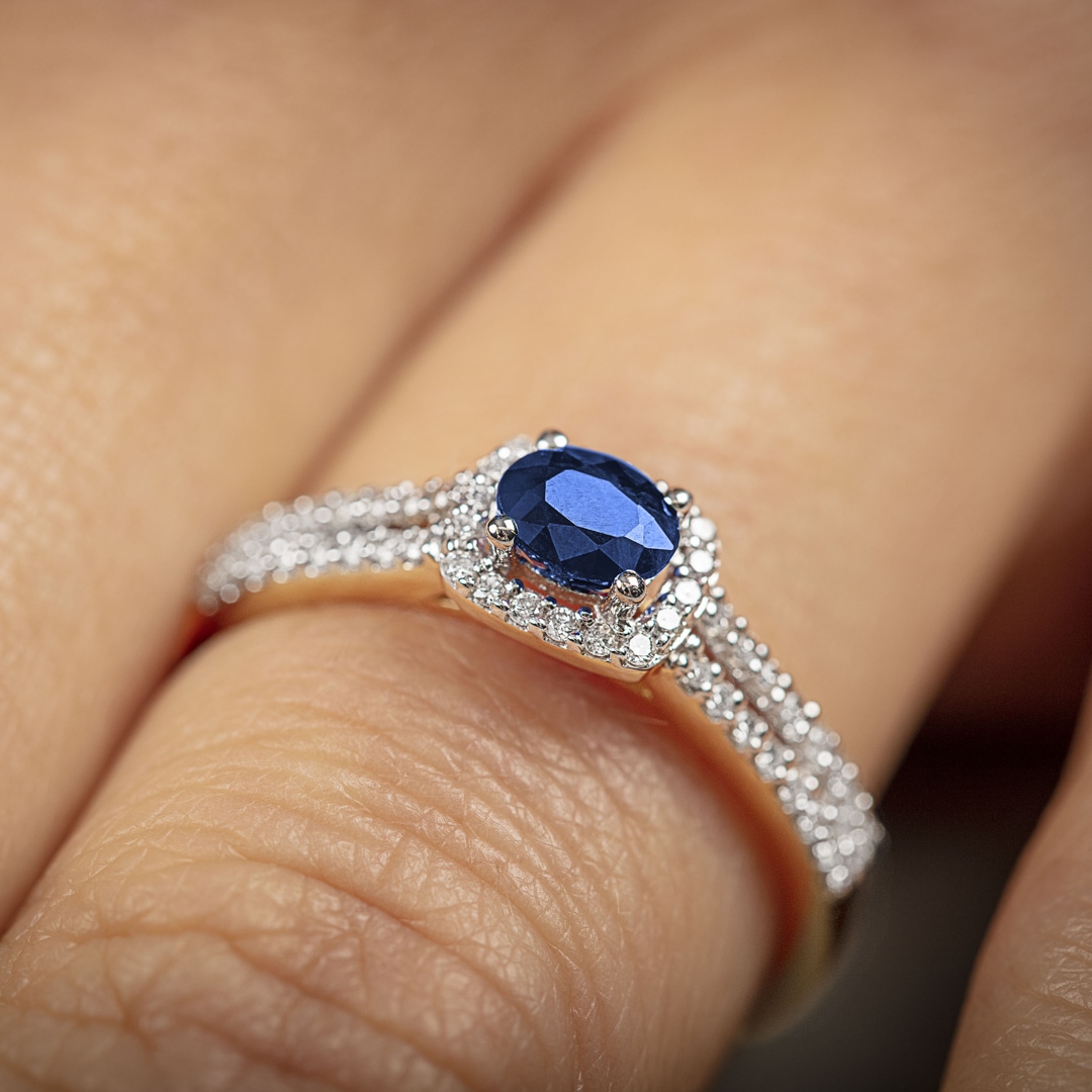 Damenring 750/18 K Gelbgold mit Saphir oval und Diamanten 0.20 ct H/si