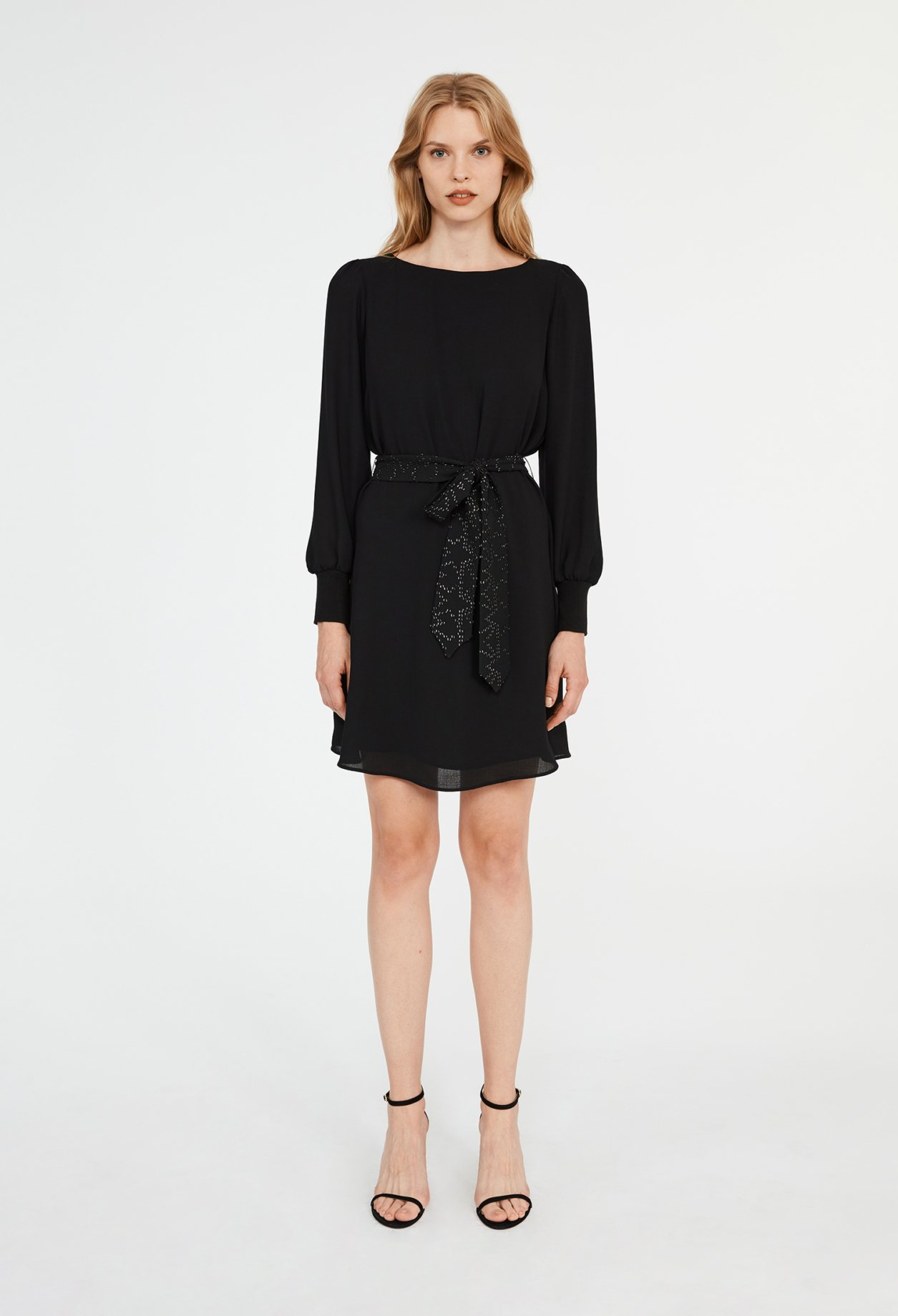 Robe ceinturee &agrave; nouer