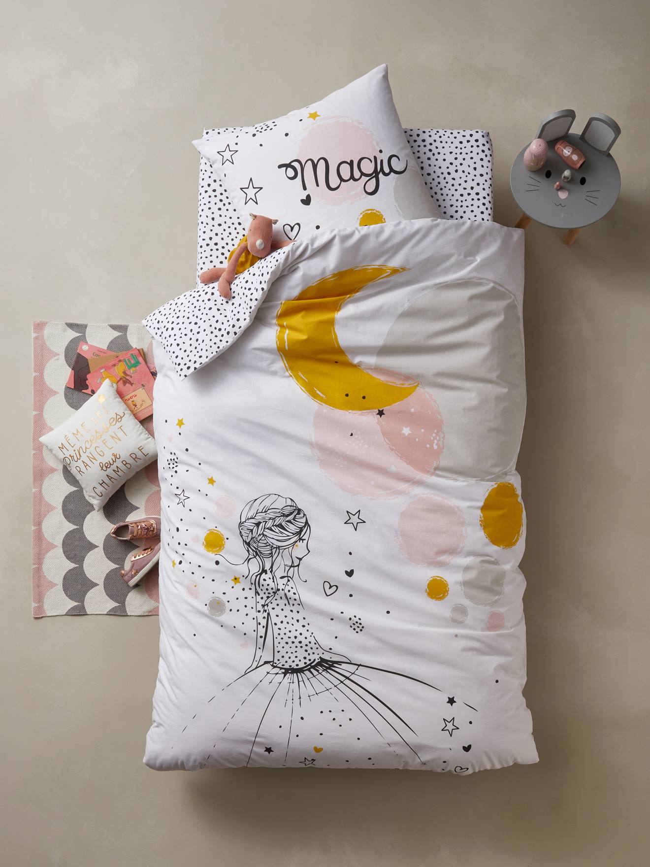 Lençol de baixo infantil com estampa de princesas e bolinhas, branco claro.
