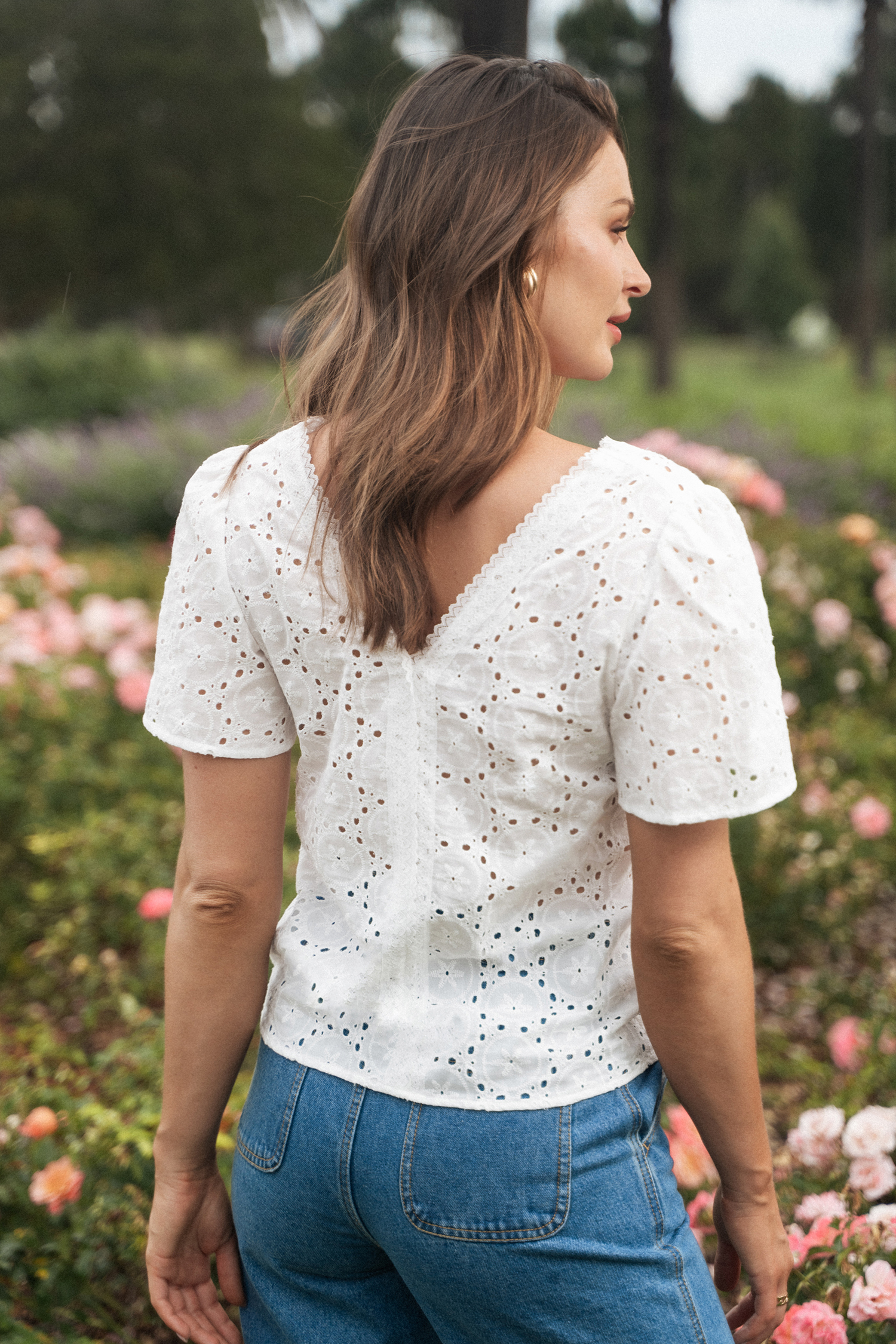 Blouse en pur coton à col V et manches évasées en œillets blanche