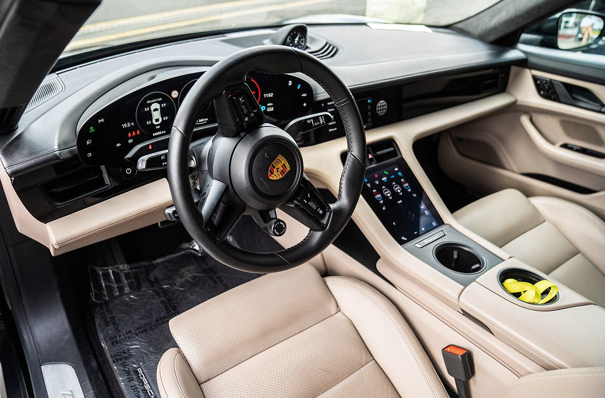 Renntaxi Orechová Potôn (Porsche Taycan)