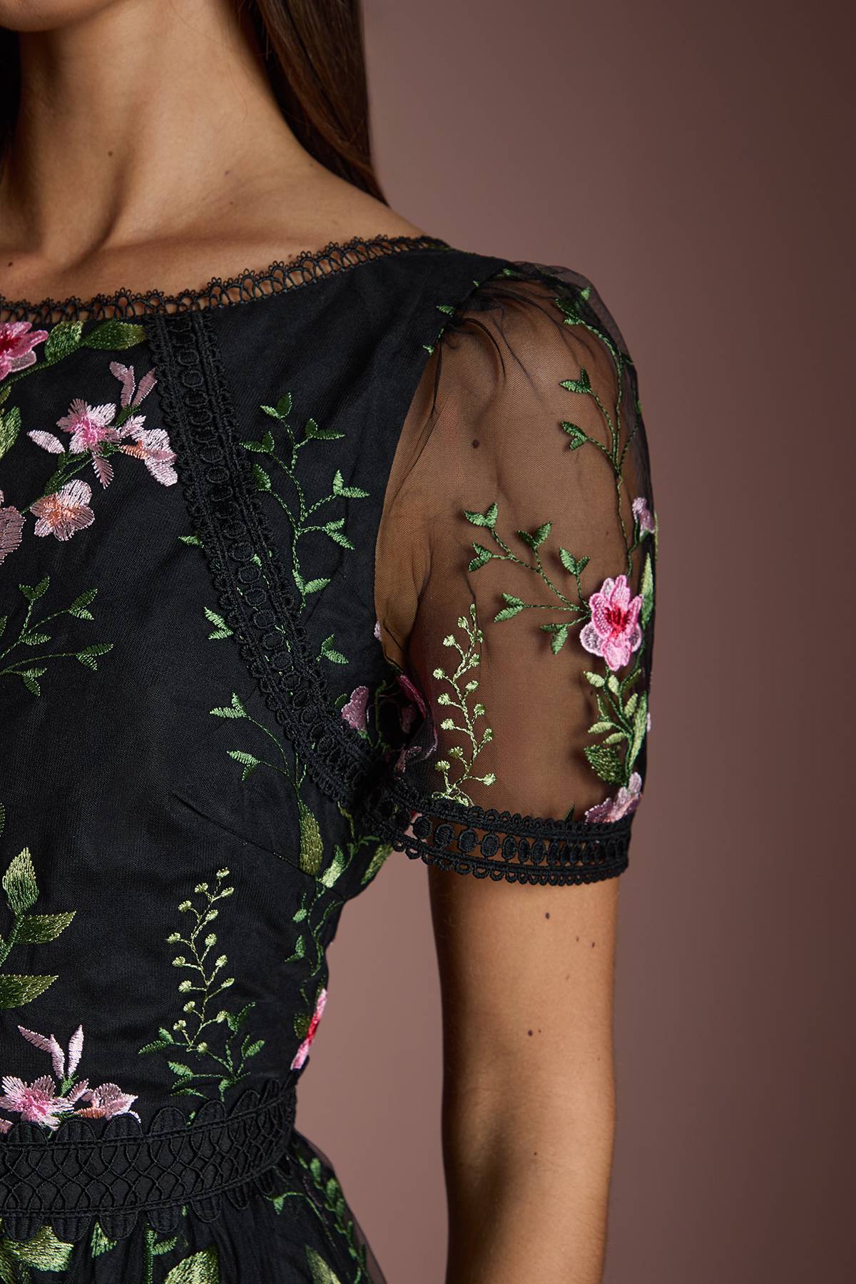 Coast Robe Mi-Longue en Maille Brodée avec Détails de Dentelle