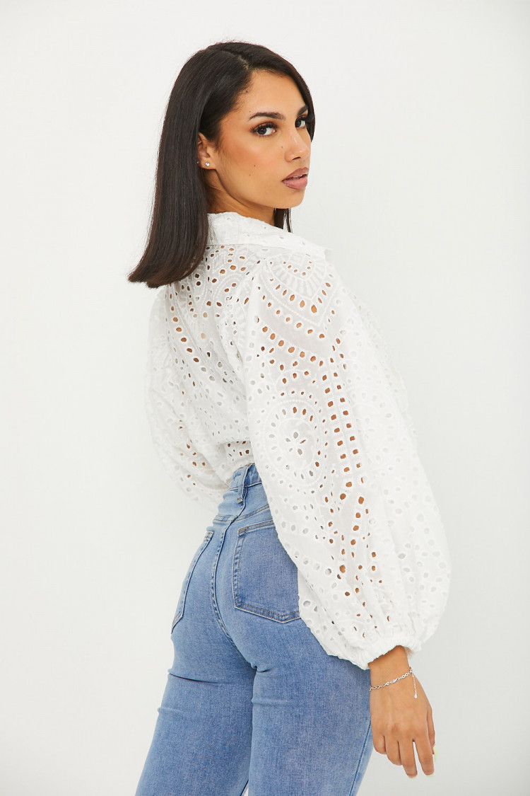 Blouse blanche courte a noué en broderie anglaise