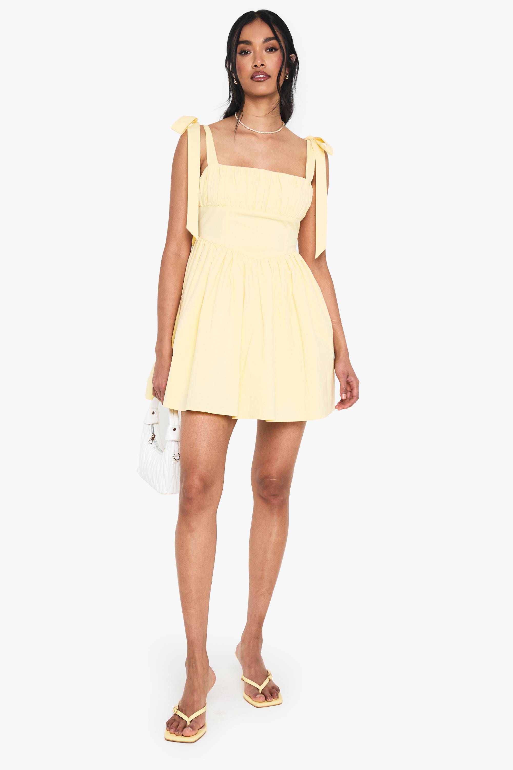 boohoo Cotton mini robe ruched au buste avec col en épaules et lien