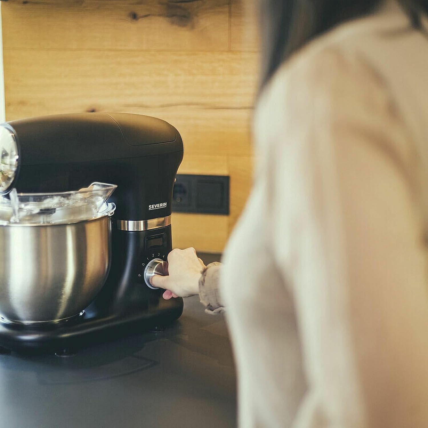 SEVERIN Robot de cuisine avec balance intégrée, robot ptissier pour 3 kg de pte ou 5,5 L, robot ménager robuste avec crochet à pétrir, batteur plat et fouet, 1 000 W, noir, KM 3898