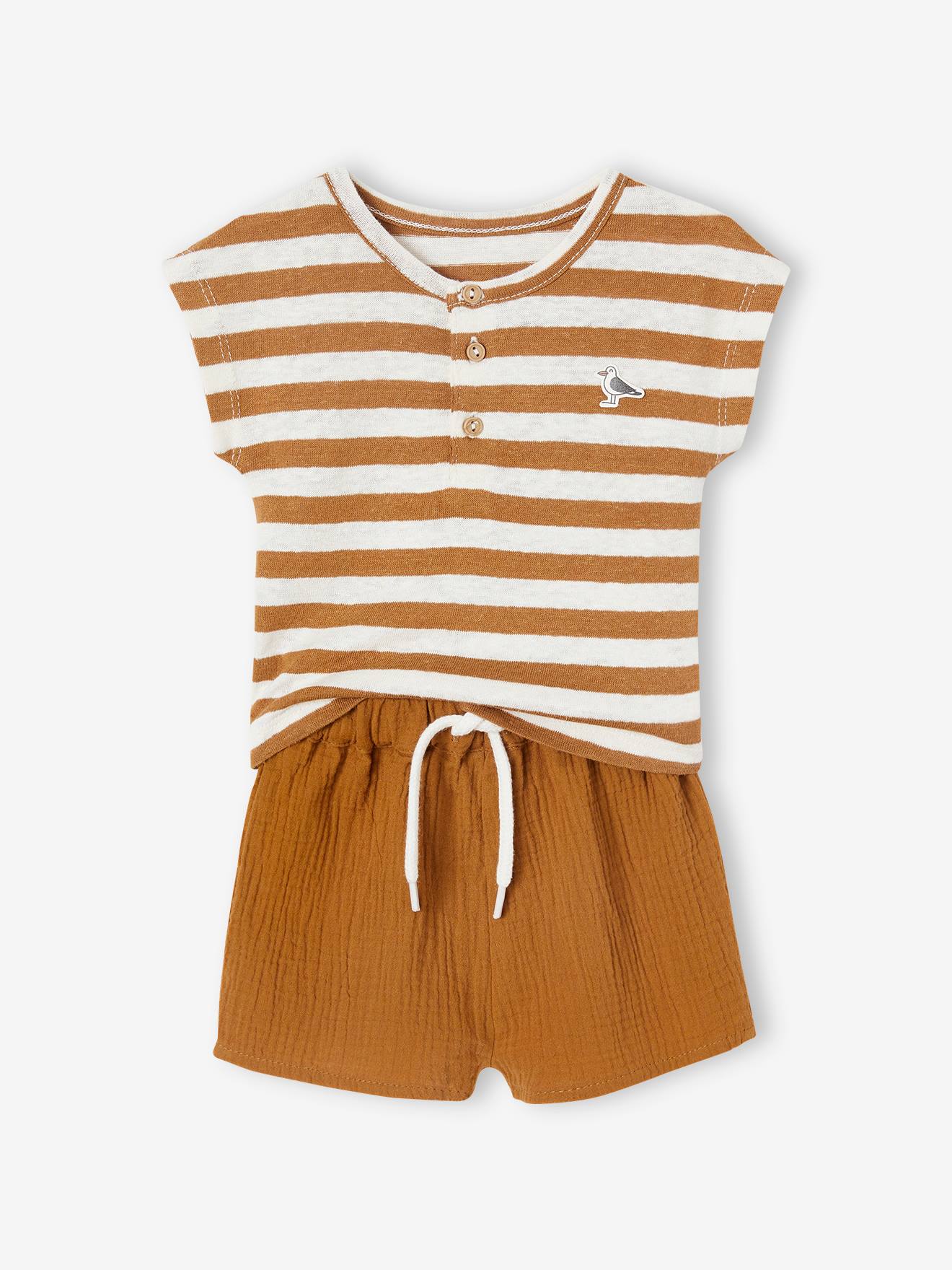Roupa de bebê: camiseta listrada e shorts azul-claro liso.