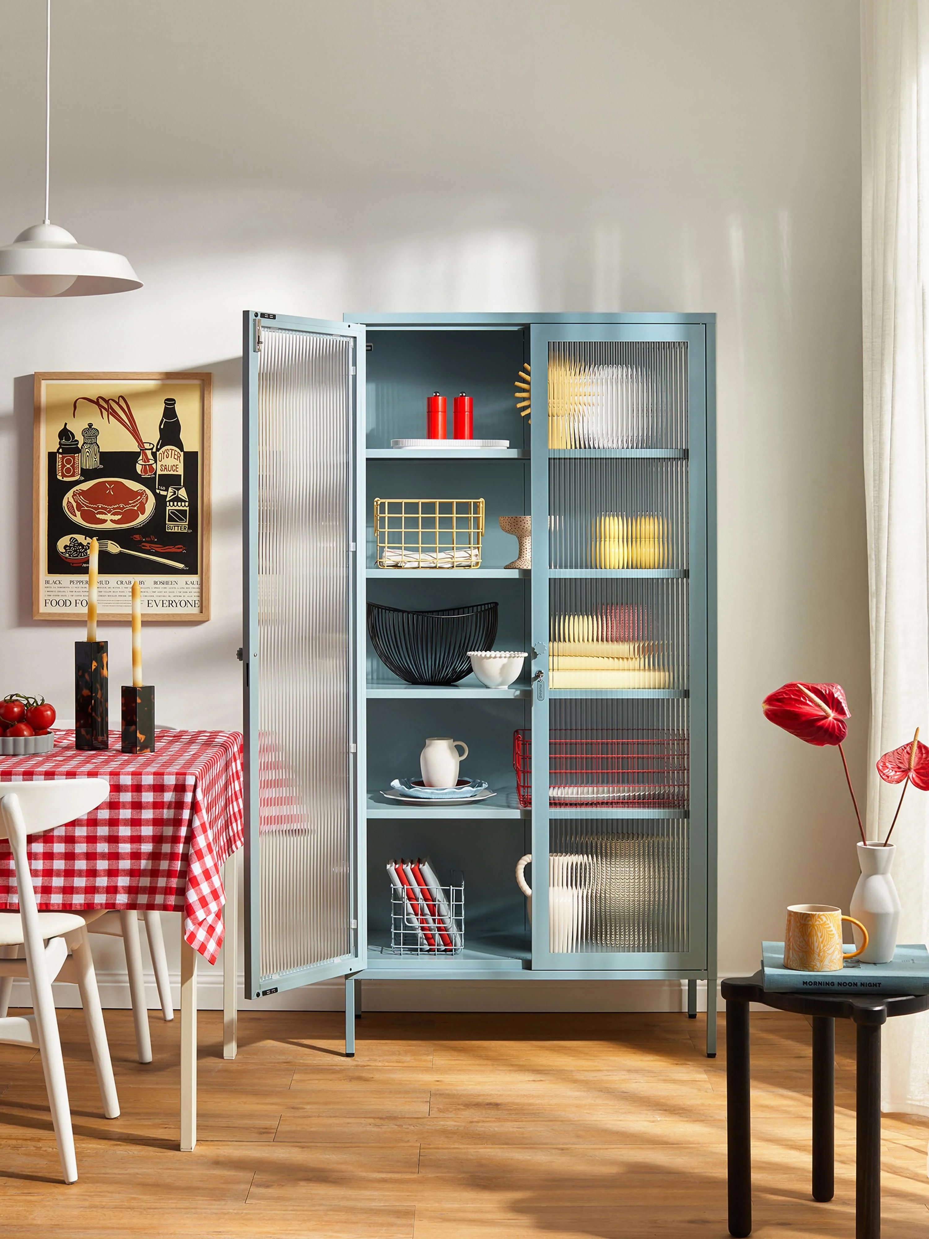 Metalen vitrinekast The Collector met geribbeld glas