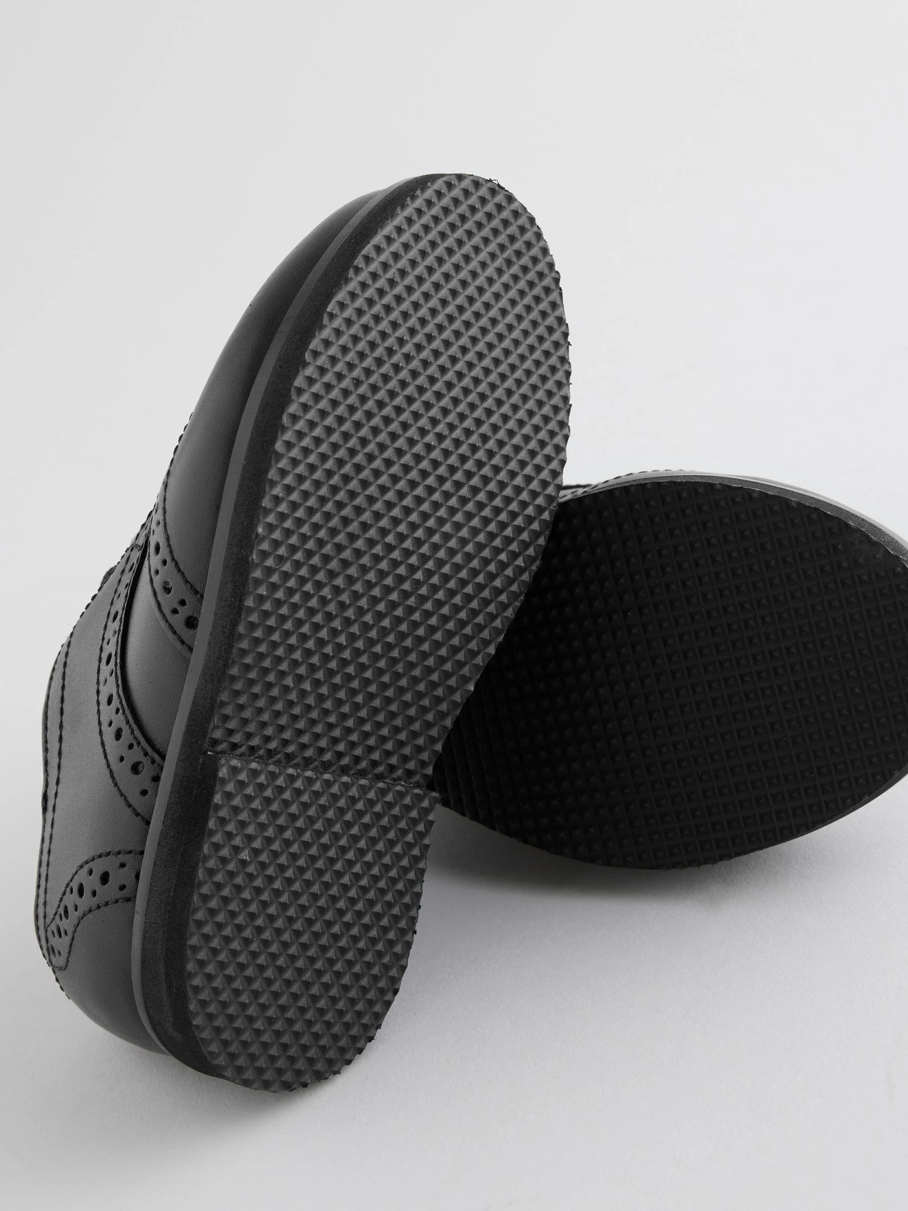 Zwart - Modieuze brogues van leer