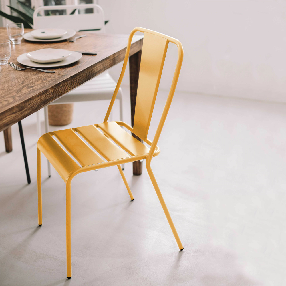 Chaise en métal jaune