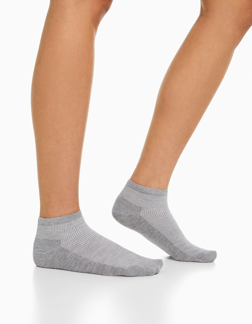 Pacote com 4 pares de meias curtas