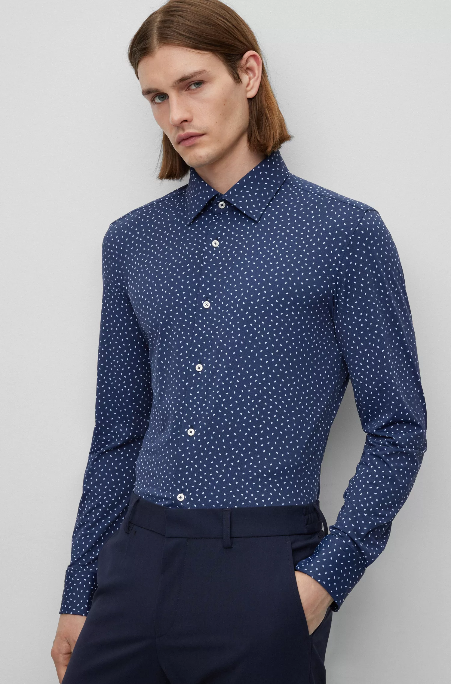 Camisa BOSS preta de corte slim em tecido elástico de alta performance com estampa.