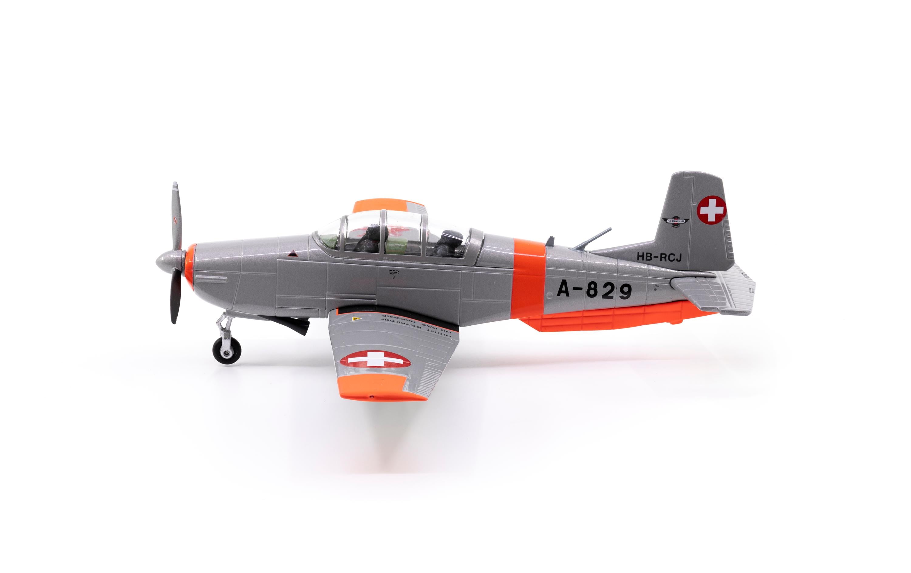 Pilatus P-3 A-829 inkl. Chromständer 1:72Flugzeugmodell Pilatus P-3 mit Chromständer