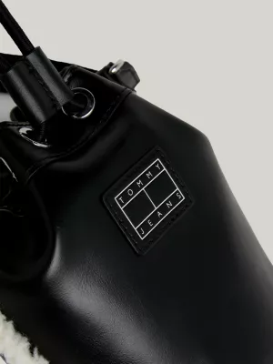 Estojo para celular com cordão e acabamento em sherpa