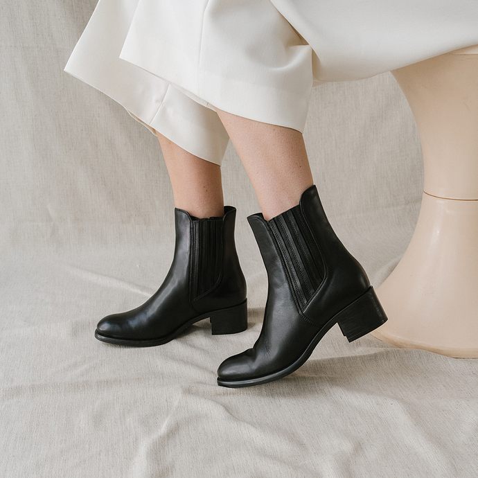 Boots à bouts ronds et petits talons  en cuir noir