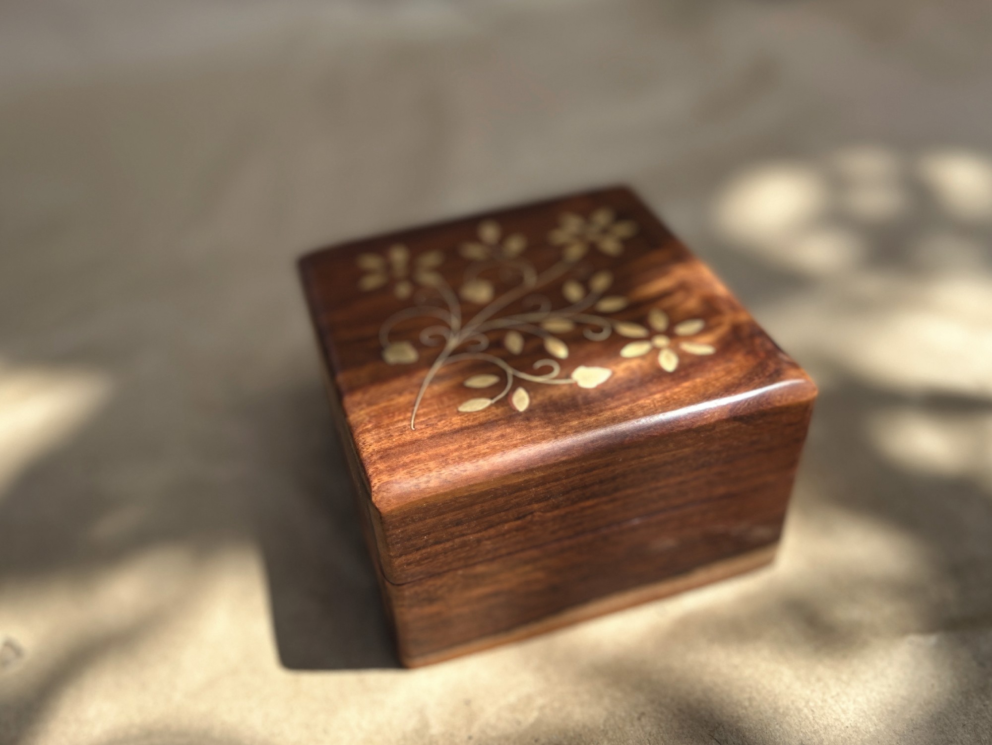 Holz-Schatulle mit Messingintarsien, braun, gold, B 10 cm, L 10 cm, H 6 cm von fischer's lagerhaus